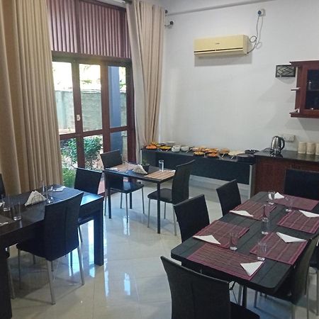 Hotel Blue Bird Негомбо Екстер'єр фото