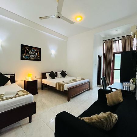 Hotel Blue Bird Негомбо Екстер'єр фото