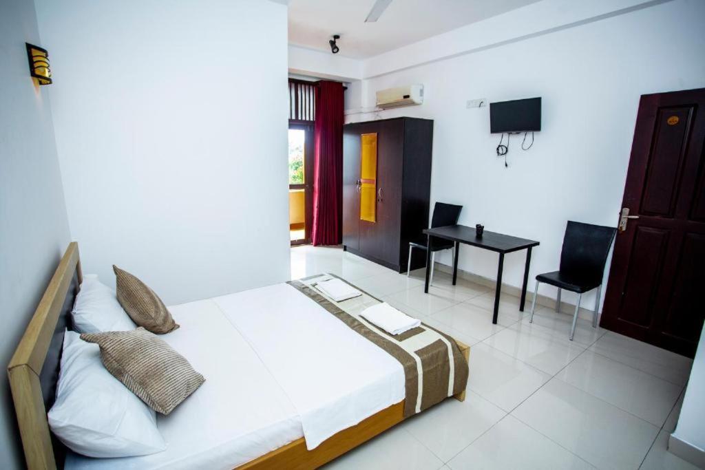 Hotel Blue Bird Негомбо Екстер'єр фото