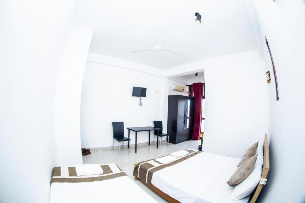 Hotel Blue Bird Негомбо Екстер'єр фото