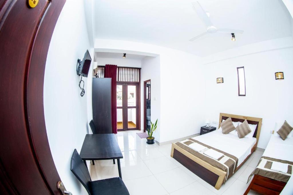 Hotel Blue Bird Негомбо Екстер'єр фото