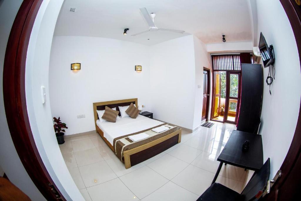 Hotel Blue Bird Негомбо Екстер'єр фото