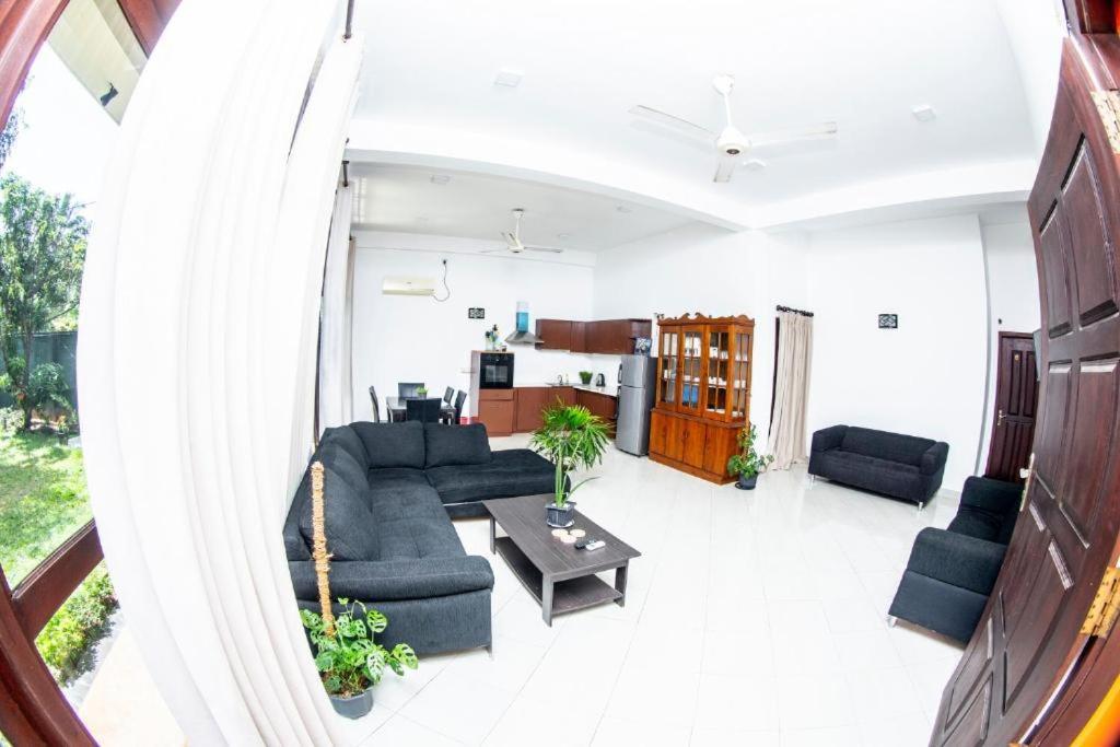 Hotel Blue Bird Негомбо Екстер'єр фото
