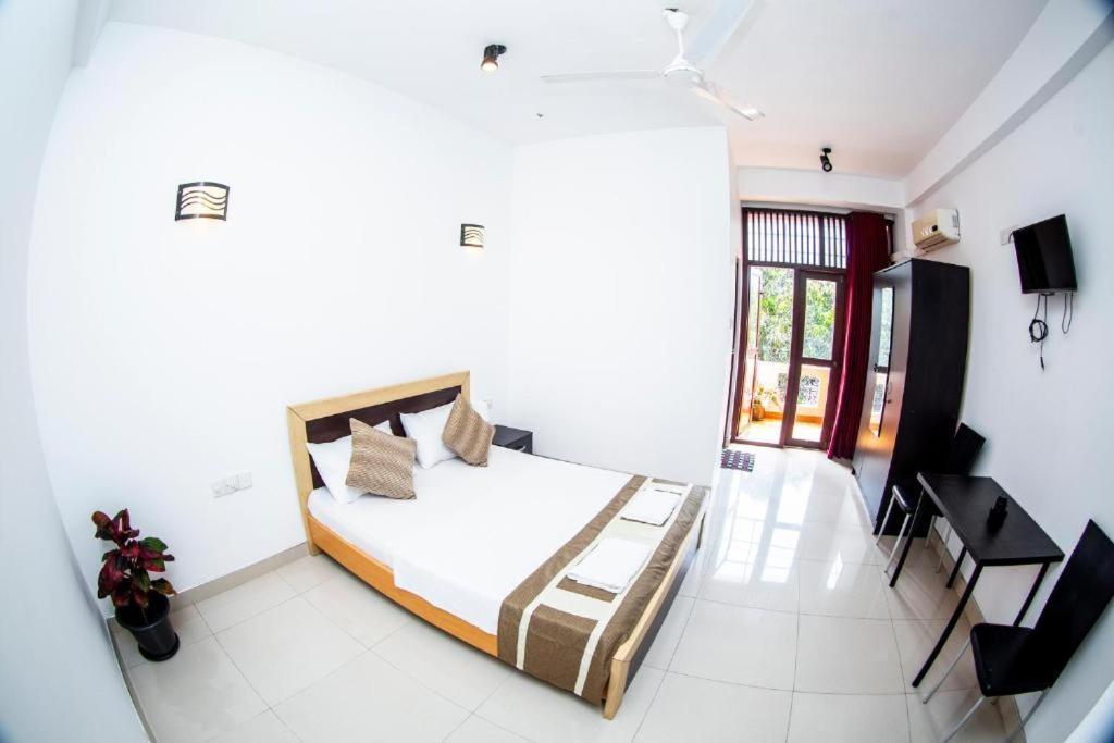 Hotel Blue Bird Негомбо Екстер'єр фото
