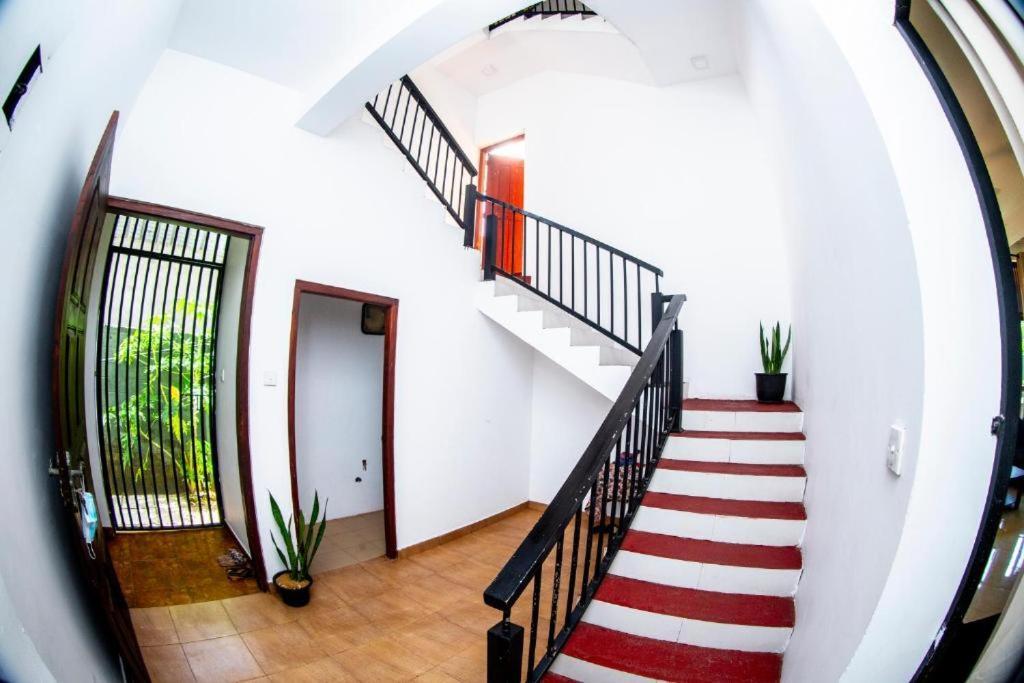 Hotel Blue Bird Негомбо Екстер'єр фото