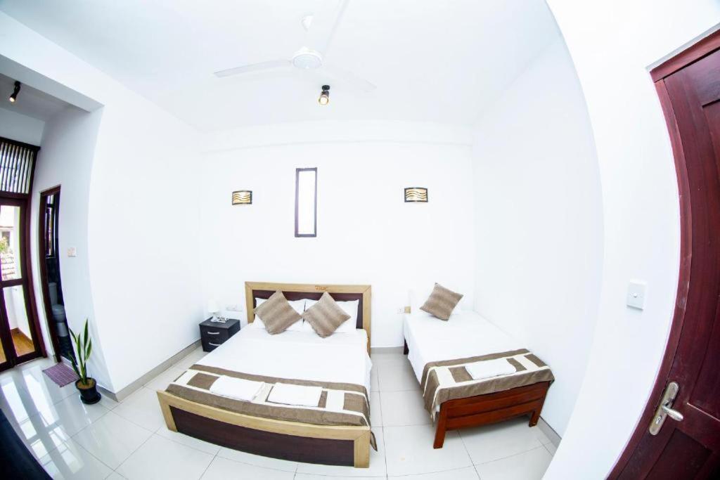Hotel Blue Bird Негомбо Екстер'єр фото