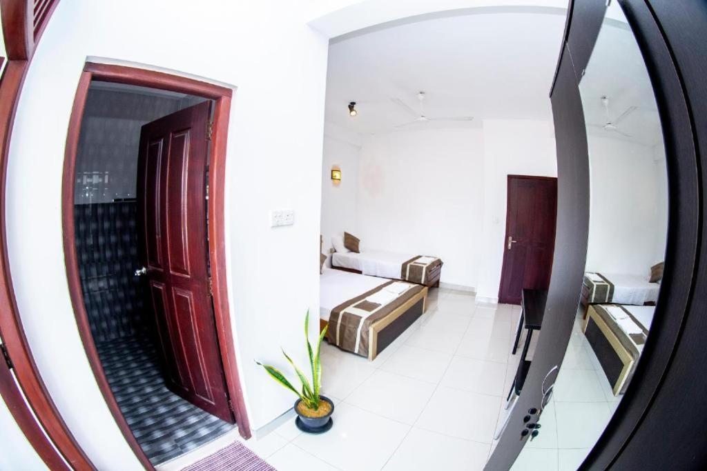 Hotel Blue Bird Негомбо Екстер'єр фото
