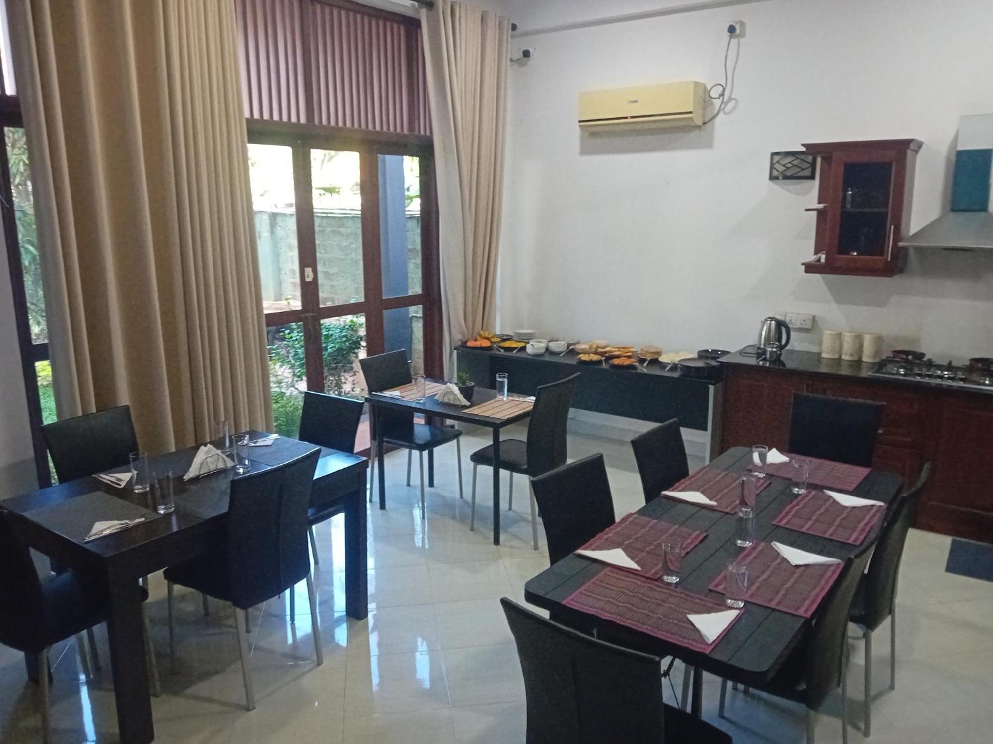 Hotel Blue Bird Негомбо Екстер'єр фото