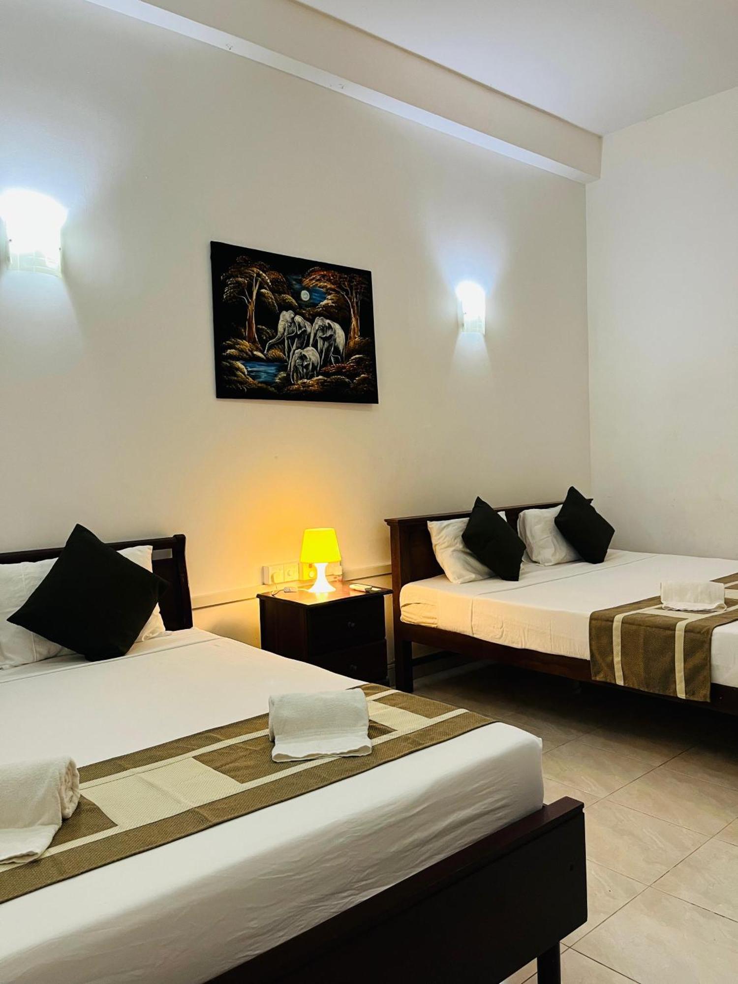 Hotel Blue Bird Негомбо Екстер'єр фото