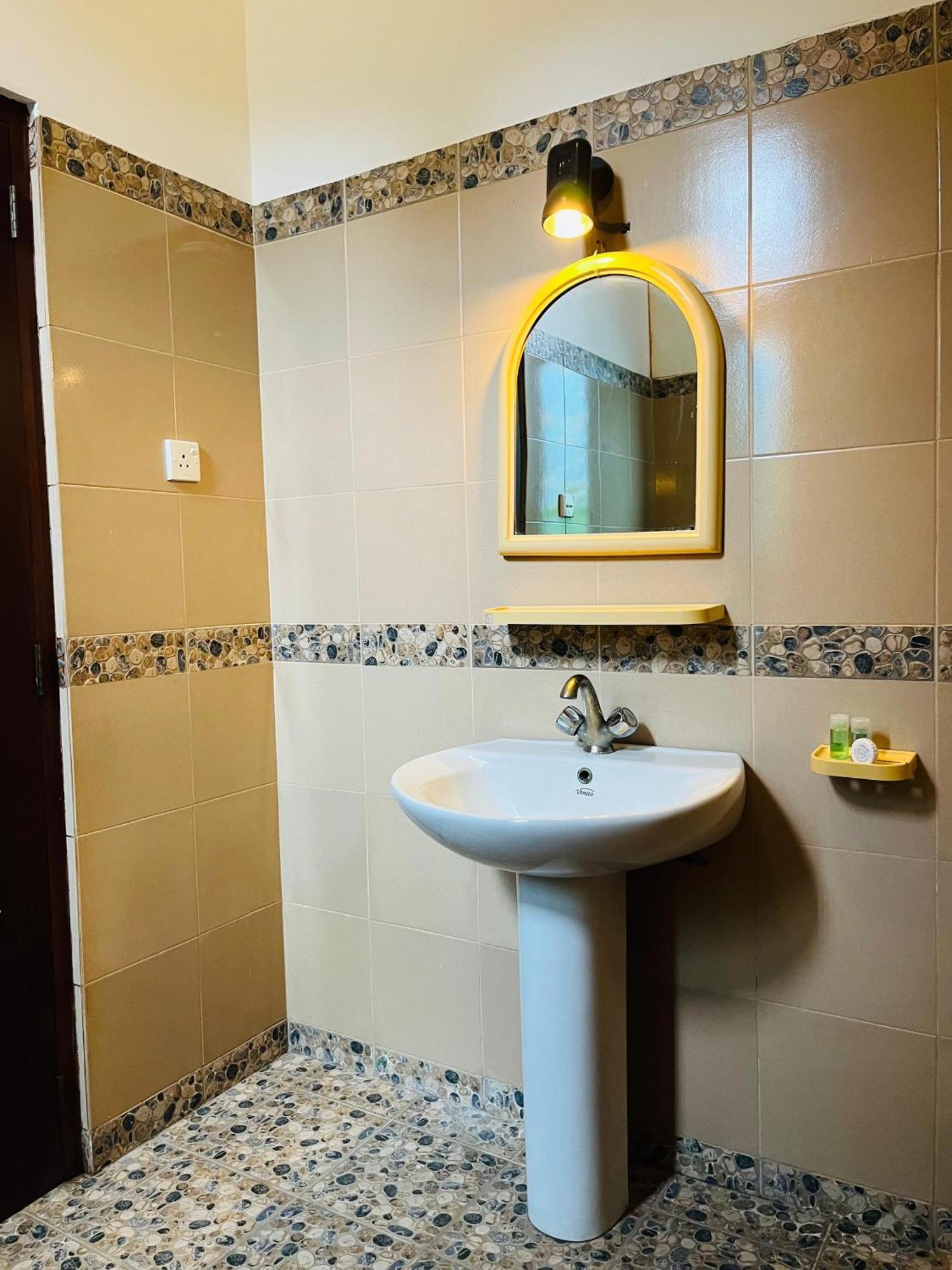 Hotel Blue Bird Негомбо Екстер'єр фото