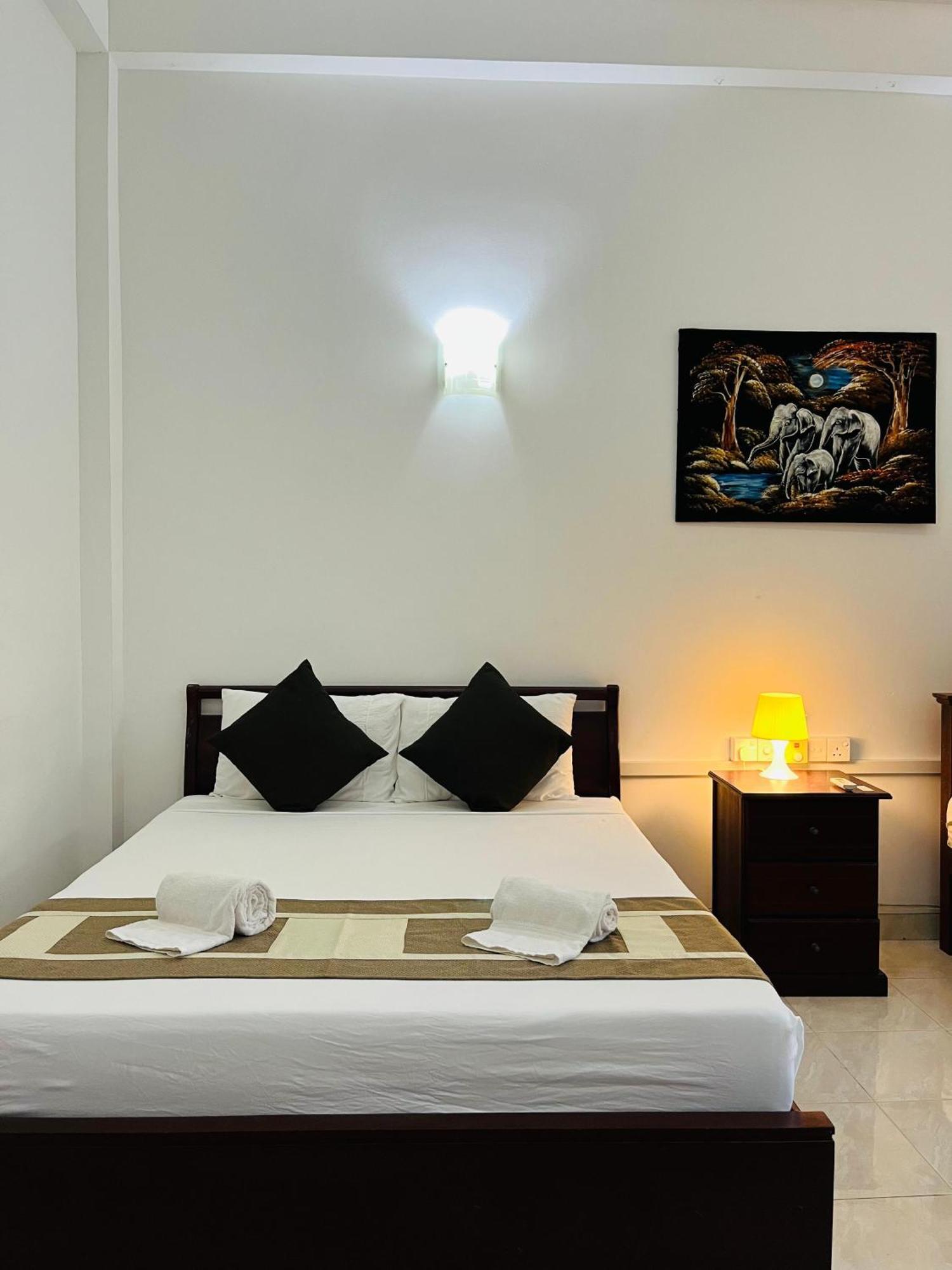 Hotel Blue Bird Негомбо Екстер'єр фото