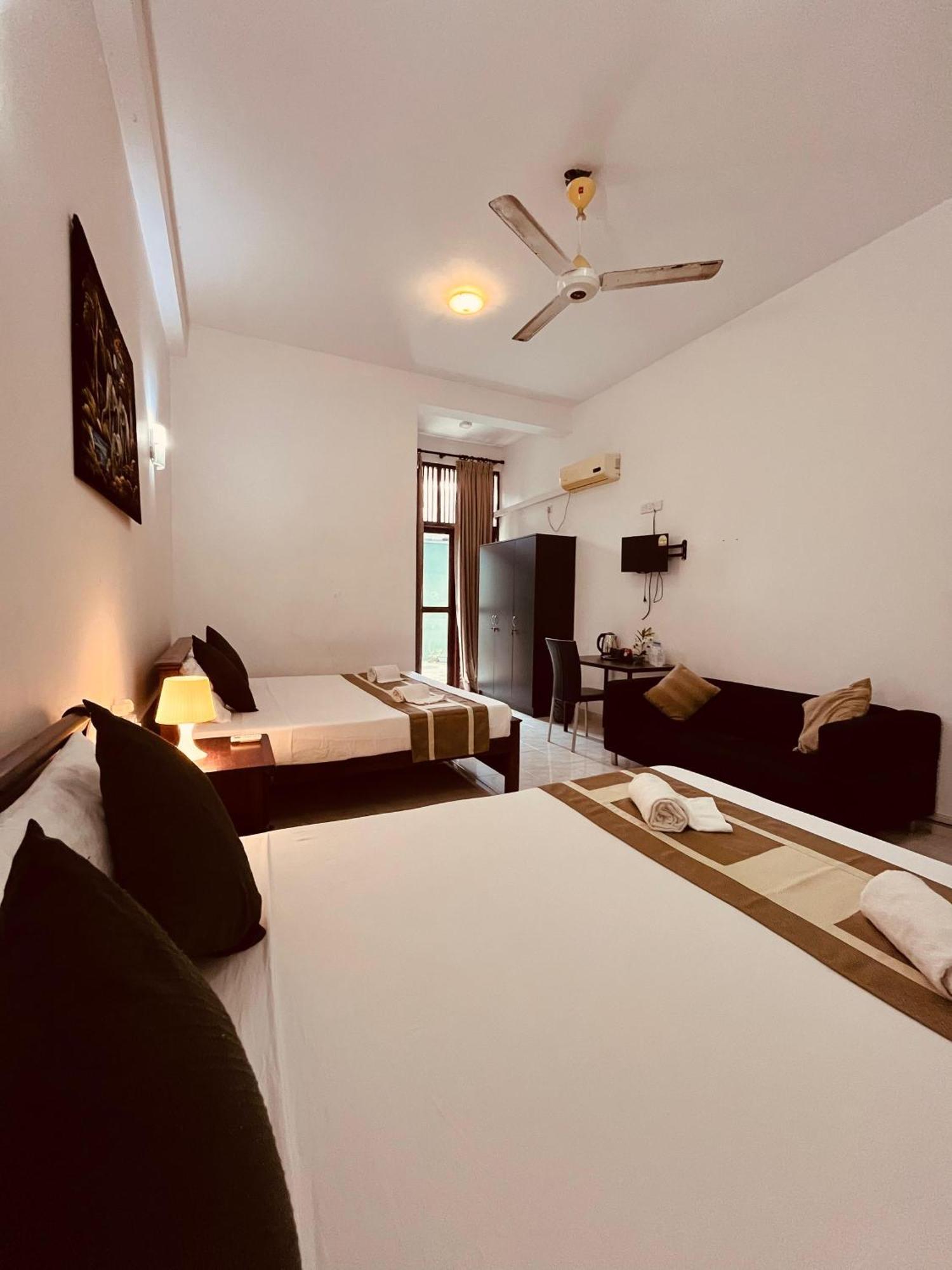 Hotel Blue Bird Негомбо Екстер'єр фото