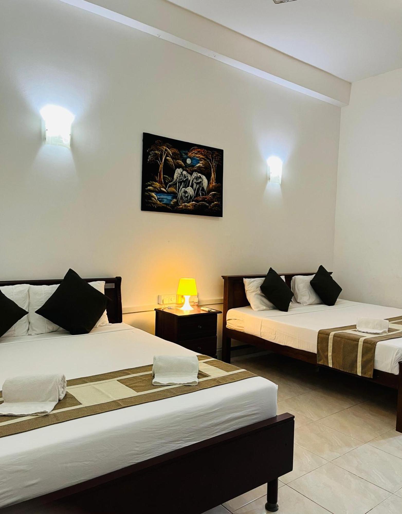 Hotel Blue Bird Негомбо Екстер'єр фото