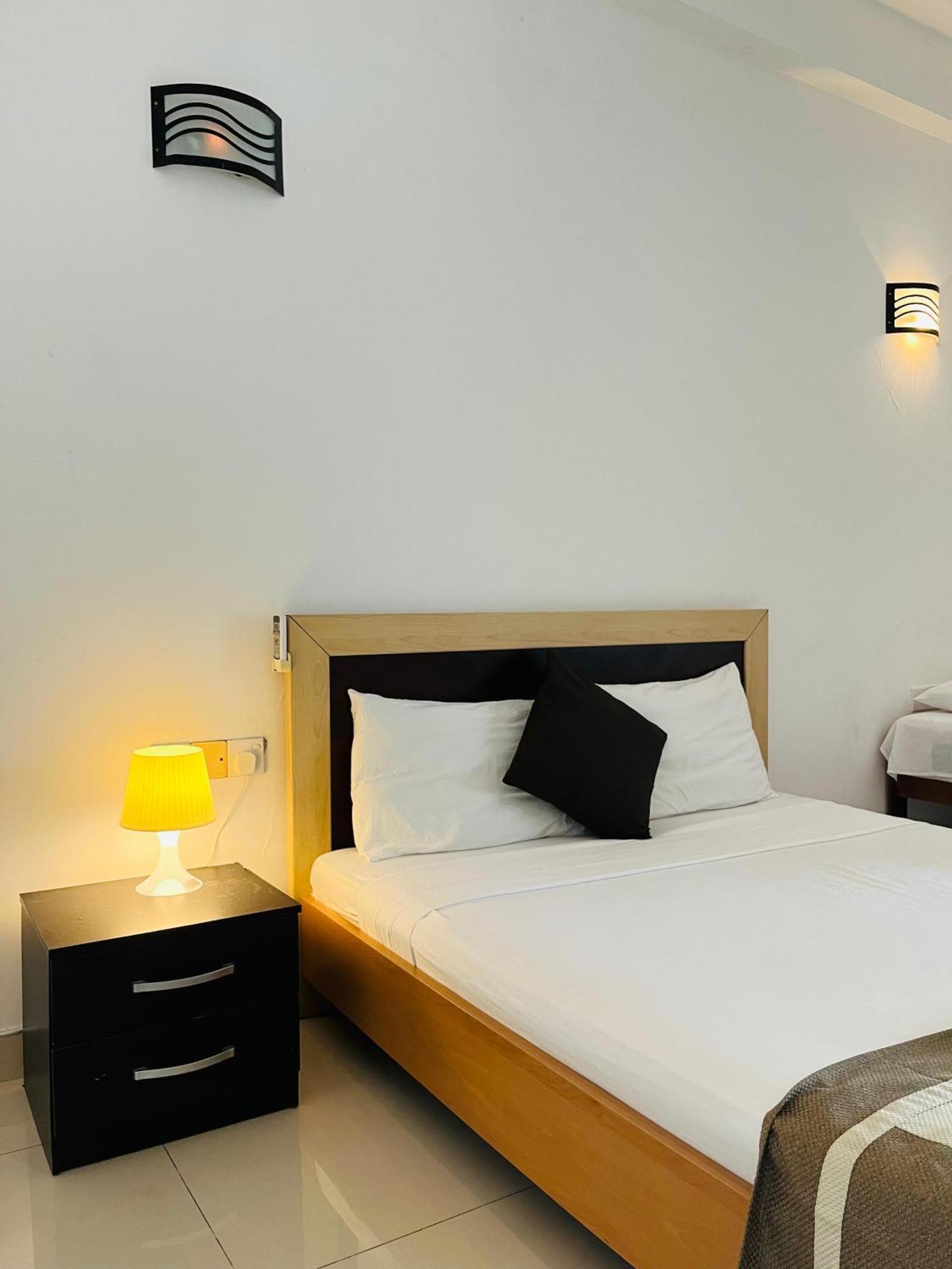 Hotel Blue Bird Негомбо Екстер'єр фото