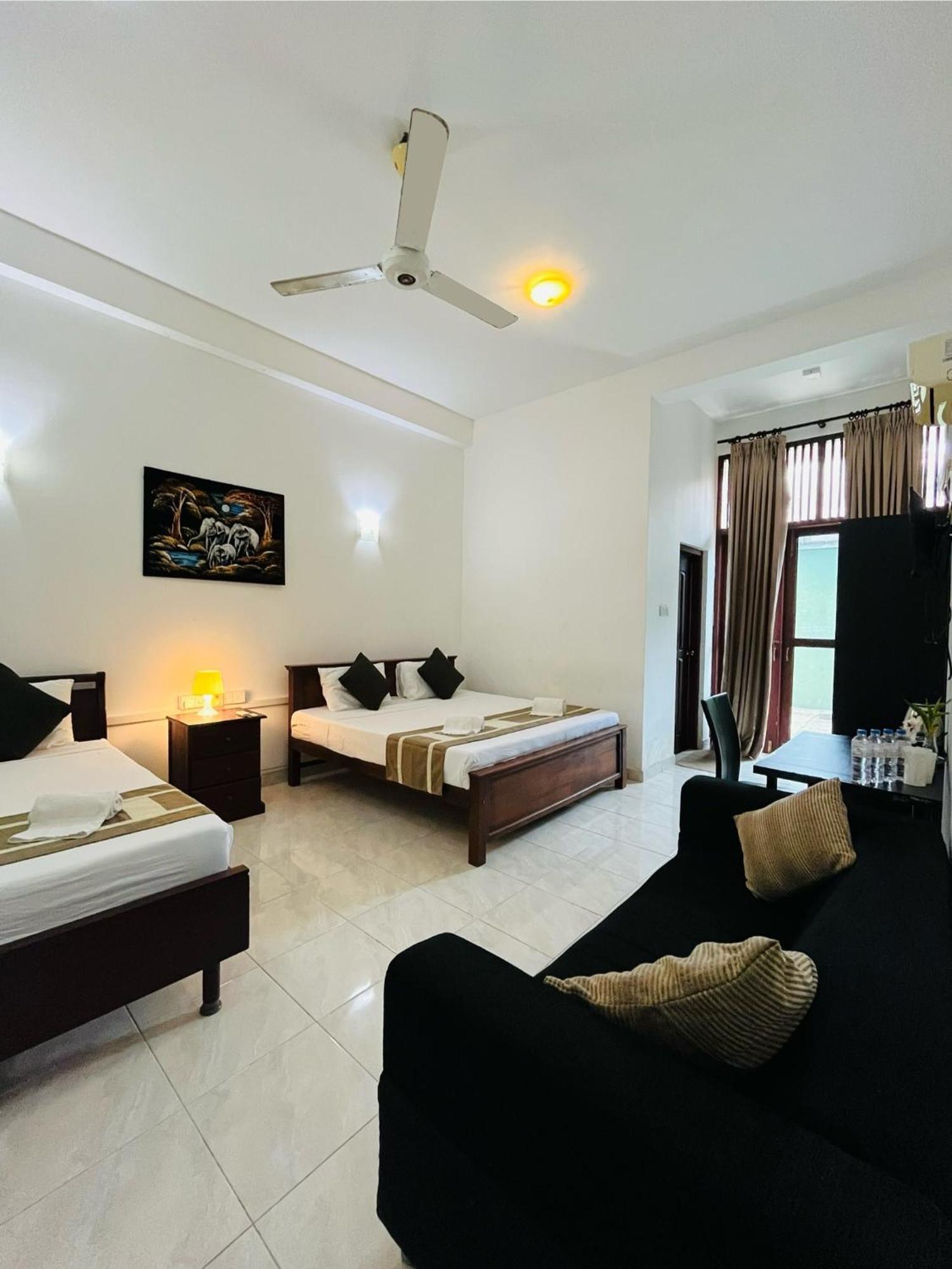 Hotel Blue Bird Негомбо Екстер'єр фото